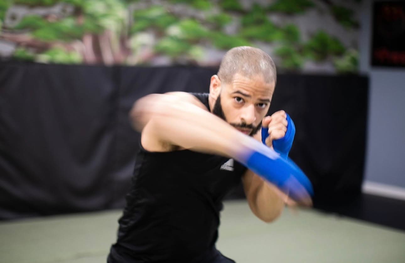 Coach Sonel, head-on combat stance